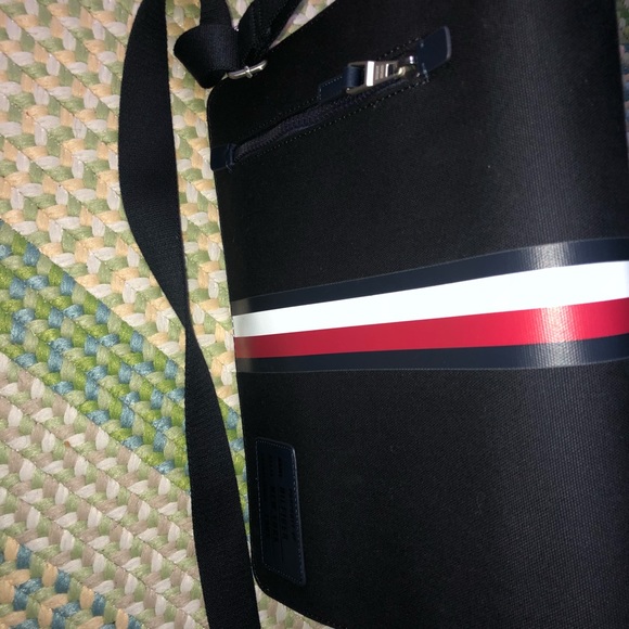 Tommy Hilfiger Canvas Men’s Messenger Bag - Picture 2 of 8
